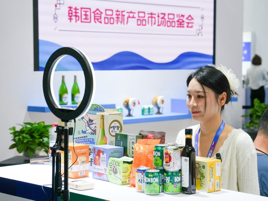 8月27日，参展商在第十五届中国－东北亚博览会现场进行线上直播。新华社记者 张楠 摄