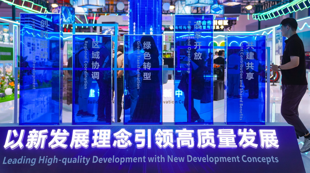 8月27日，参观者在第十五届中国－东北亚博览会开放合作馆内参观。新华社记者 许畅 摄