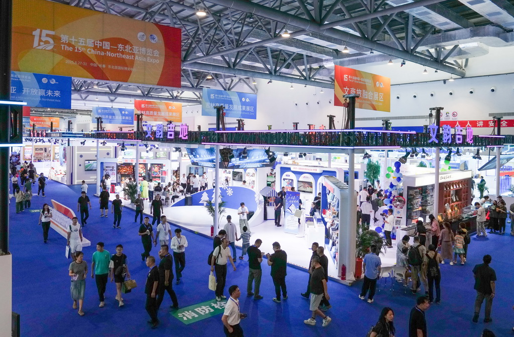 8月27日，人们在第十五届中国－东北亚博览会现场参观。新华社记者 张楠 摄