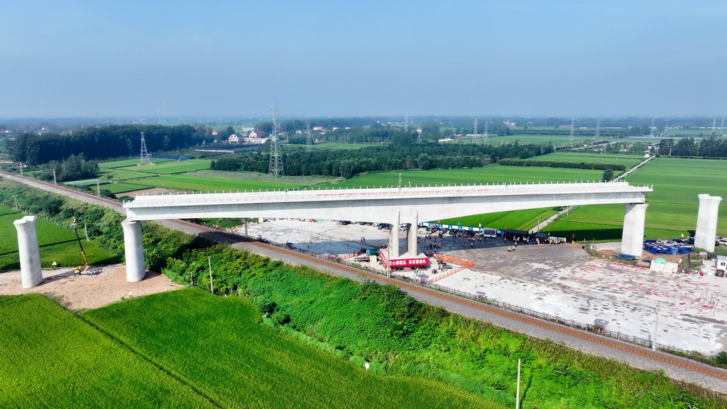 8月28日，中鐵上海局的工作人員在進行濰宿高鐵郯城沭河特大橋上跨膠新鐵路T構梁轉體作業（無人機照片）。