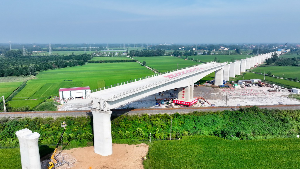 8月28日,中鐵上海局的工作人員在進行濰宿高鐵郯城沭河特大橋上跨膠新鐵路T構梁轉體作業(無人機照片)。