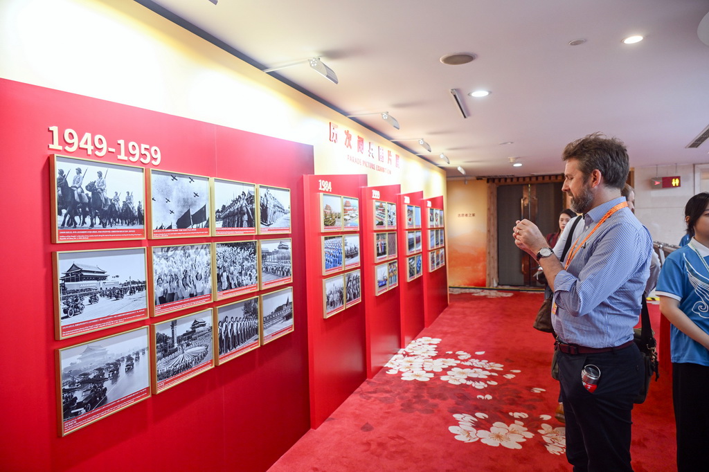 8月28日,記者在新聞中心參觀歷次閱兵圖片展。