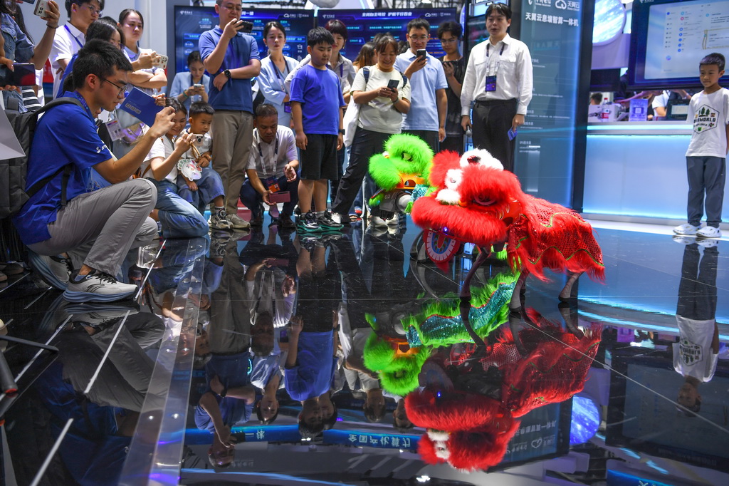 8月28日，中国电信在数博会上展出的一款机器狗在进行舞狮表演。新华社记者 杨文斌 摄