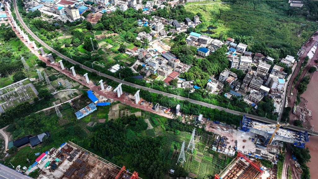 這是建設中的欽北線鐵路橋新橋（8月27日攝，無人機照片）。