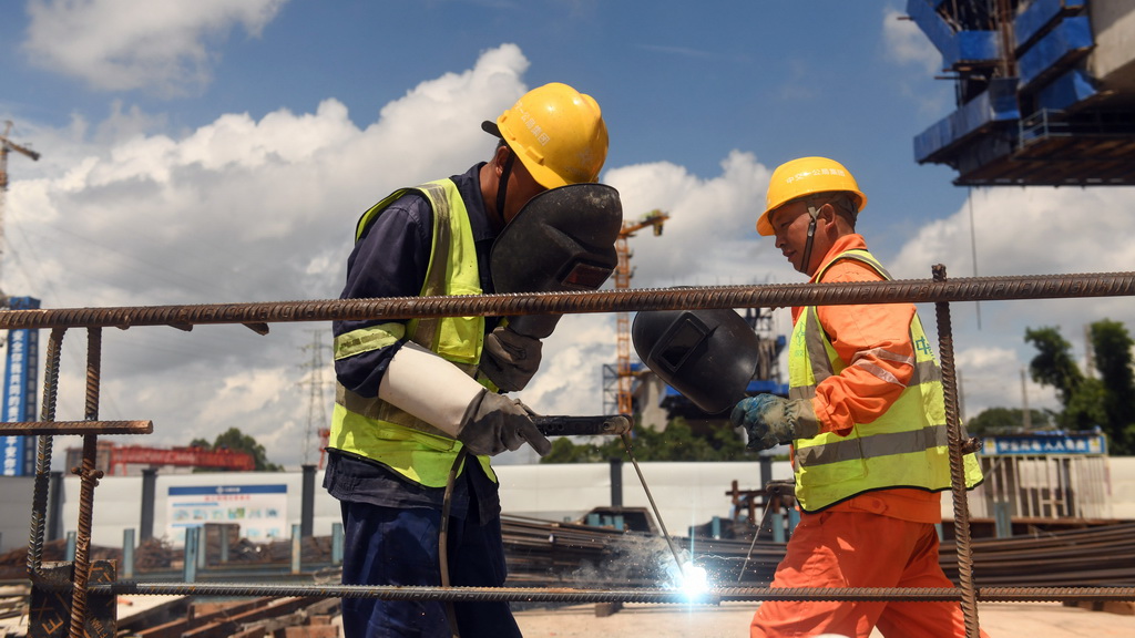 在欽北線鐵路橋新橋工地,工人在進行焊接作業(8月27日攝)。新華社記者 張愛林 攝