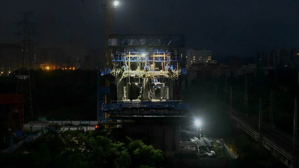 8月28日清晨，工人在欽北線鐵路橋新橋工地加緊施工。新華社記者 張愛林 攝