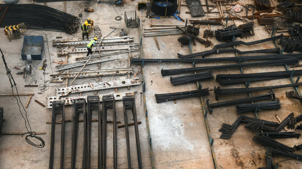 工人在位於廣西欽州的欽北線鐵路橋新橋工地施工(8月28日攝)。