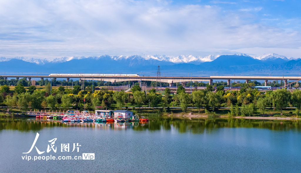 甘肃张掖：兰新铁路暑运忙【2】