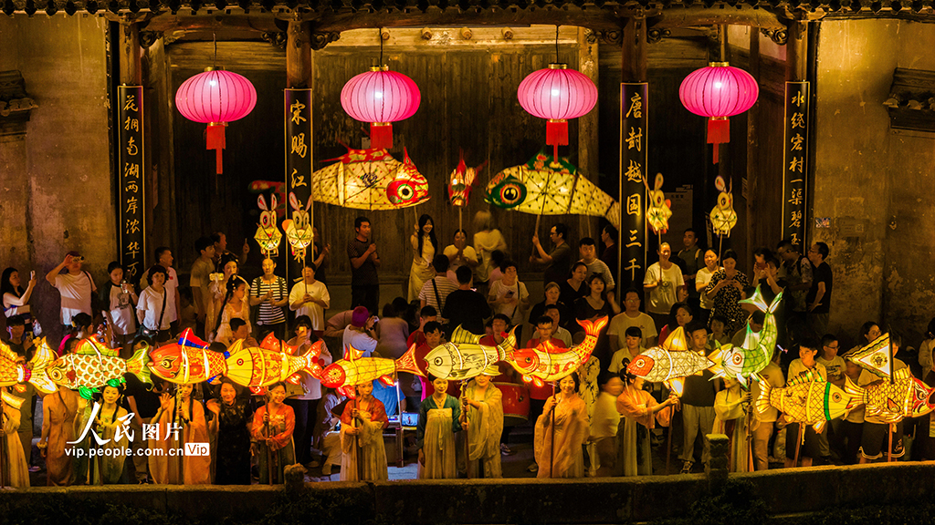 安徽黟县：鱼灯巡游闹古村【6】