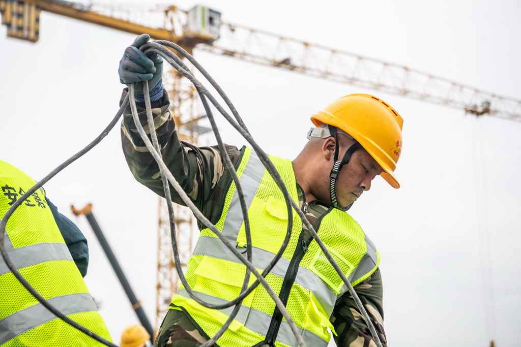 8月30日，工人在成渝中線高鐵科學城站六線道岔特大橋建設現場施工作業。