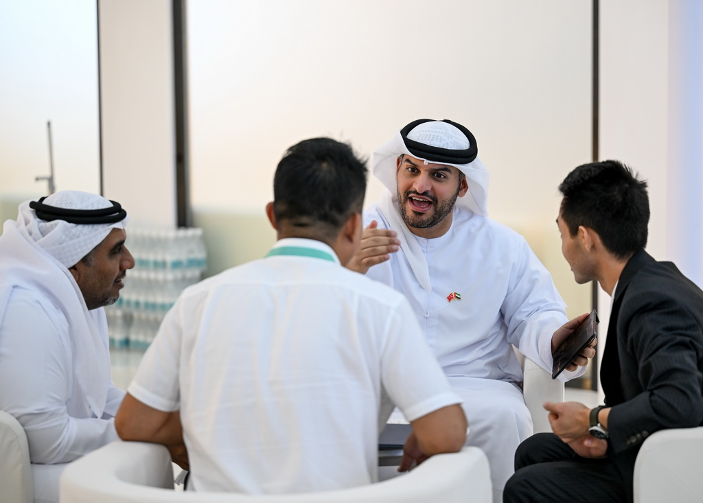 8月30日，在博覽會上，來自阿聯酋的參會人員（右二）與中國參展商洽談。新華社記者 馮開華 攝