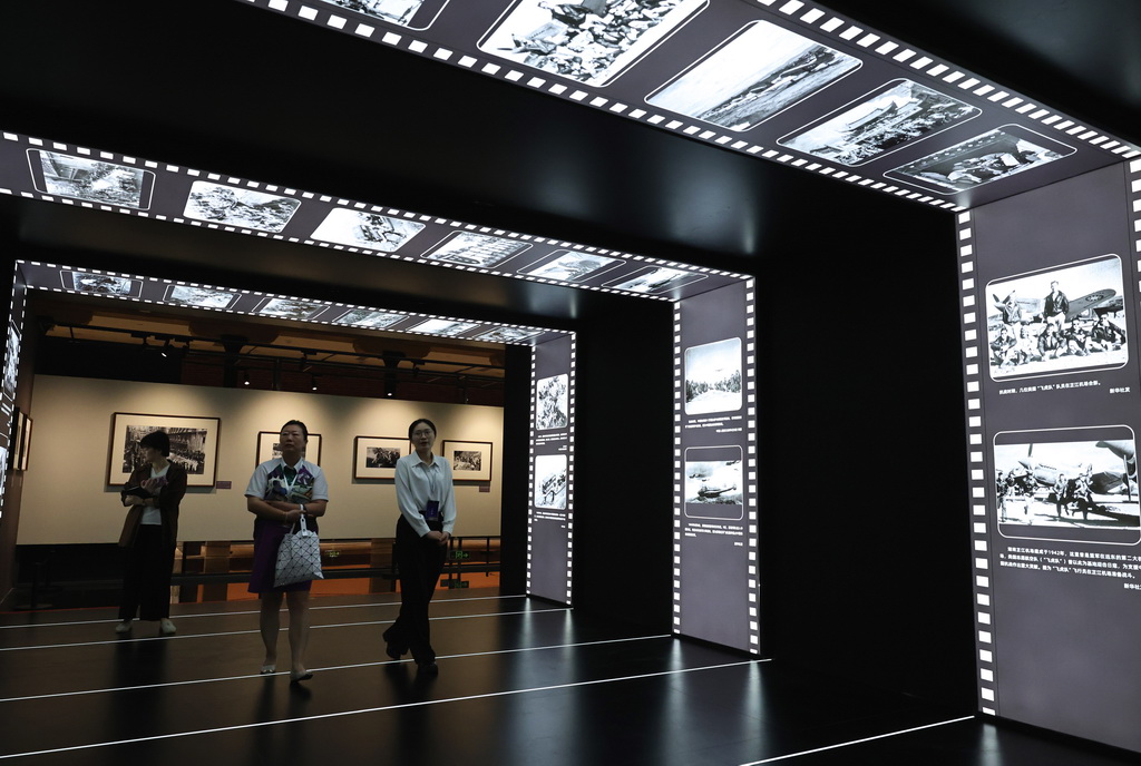 9月1日，參觀者走在藝術展照片布景長廊中。