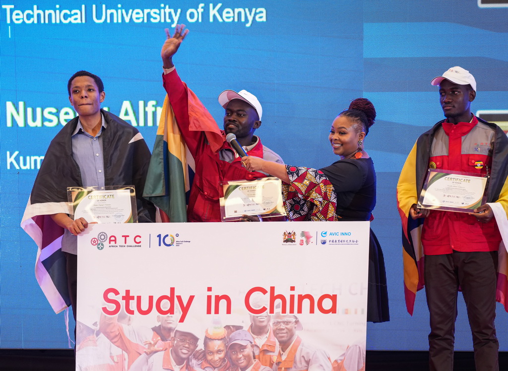 9月1日，在肯尼亚首都内罗毕，第十届非洲职业技能挑战赛获奖选手在闭幕式暨颁奖仪式上向观众挥手致意。新华社记者 李亚辉 摄