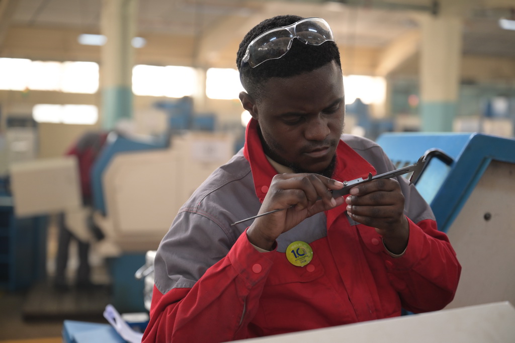 8月29日，在位於肯尼亞首都內羅畢的肯尼亞科技大學，一名第十屆非洲職業技能挑戰賽的參賽選手在數控機床前檢查游標卡尺。新華社記者 楊光 攝