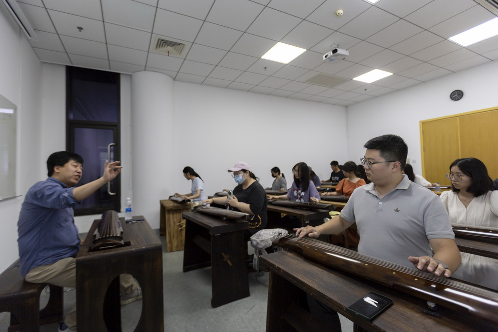 9月1日,在上海市群众艺术馆,古琴课程的学员在市民艺术夜校上课。