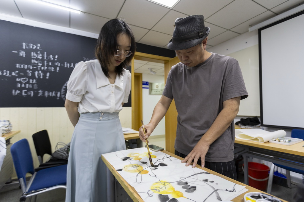 9月1日，在上海市群眾藝術館，國畫課程的學員在市民藝術夜校上課。
