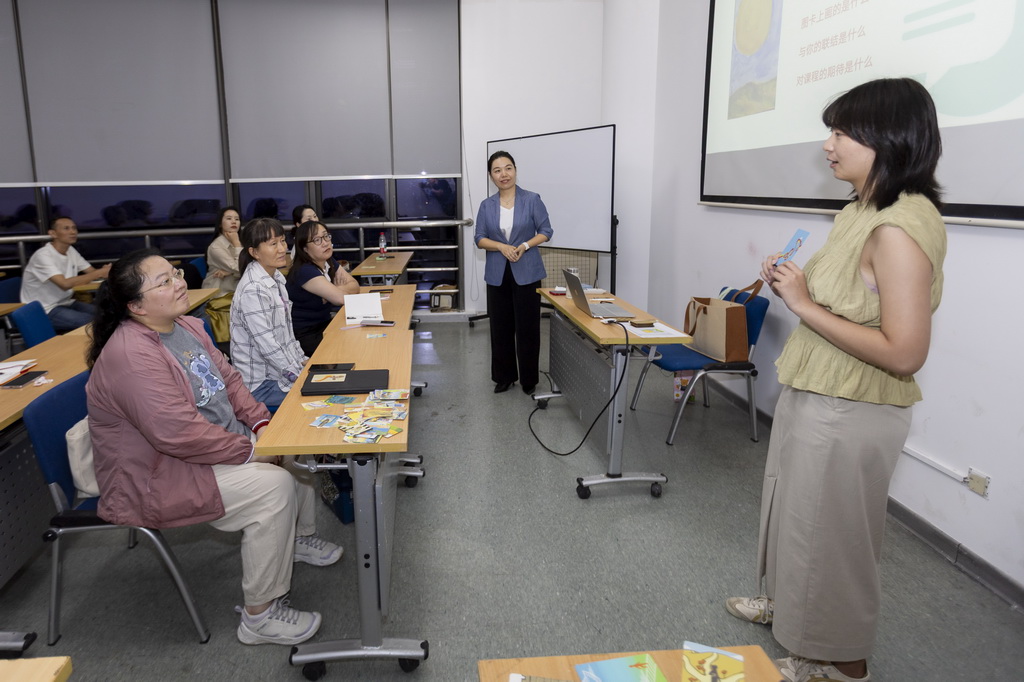 9月1日,在上海市群众艺术馆,职场沟通课程的学员在市民艺术夜校上课。