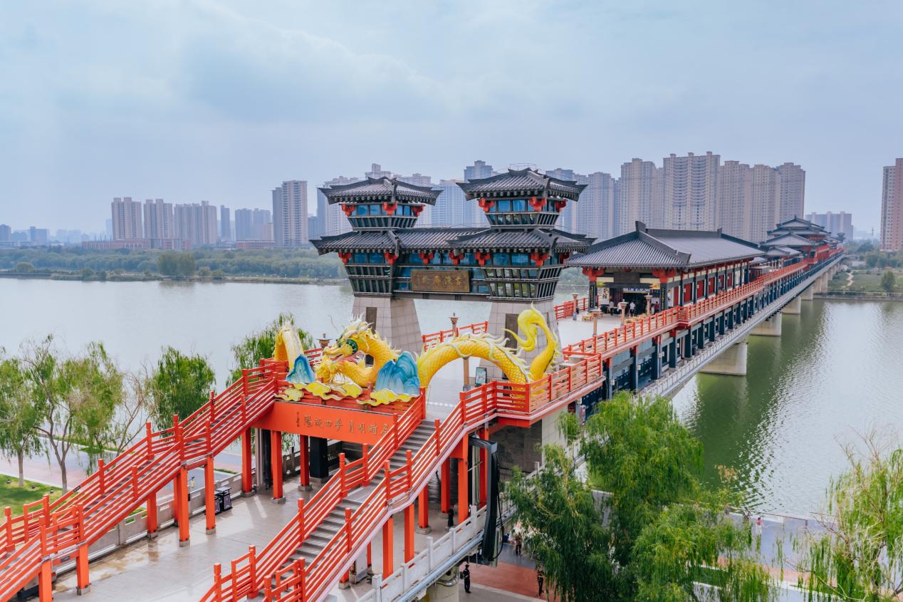 橫跨渭河的咸陽古渡廊橋。