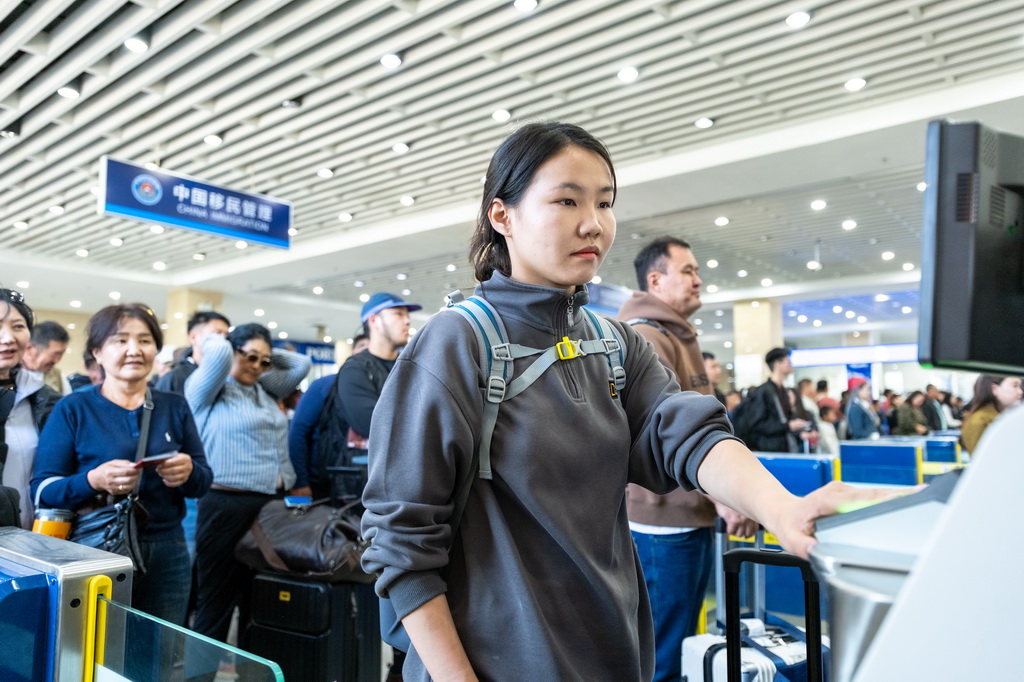 9月3日,旅客在内蒙古二连浩特公路口岸联检大厅办理入境手续。