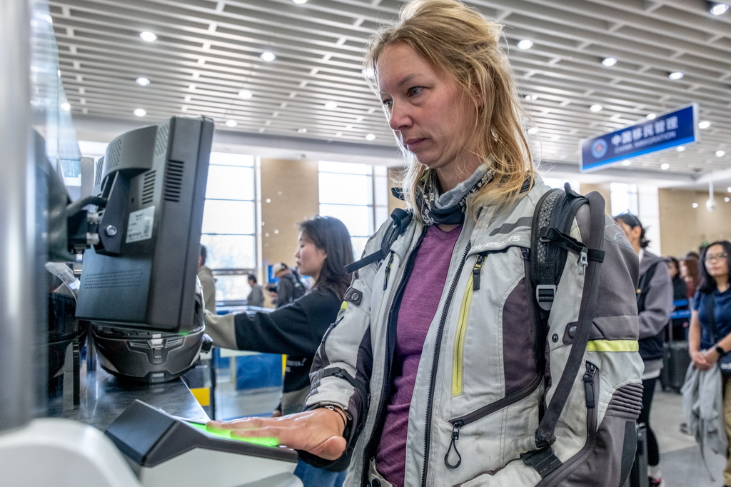 9月3日，一名外国旅客在内蒙古二连浩特公路口岸联检大厅办理入境手续。