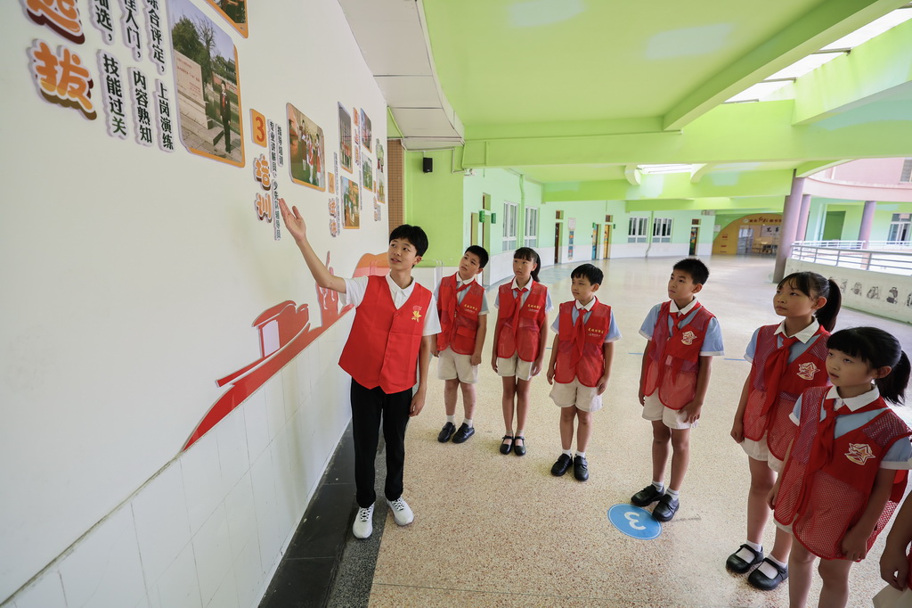 9月4日，浙江省“新時代好少年”、資深紅船小講解莫景鑠（左一）在嘉興市實驗小學給新一批紅船小講解員傳授自己的講解經歷和經驗，同時也介紹了學校紅船小講解的歷史由來。