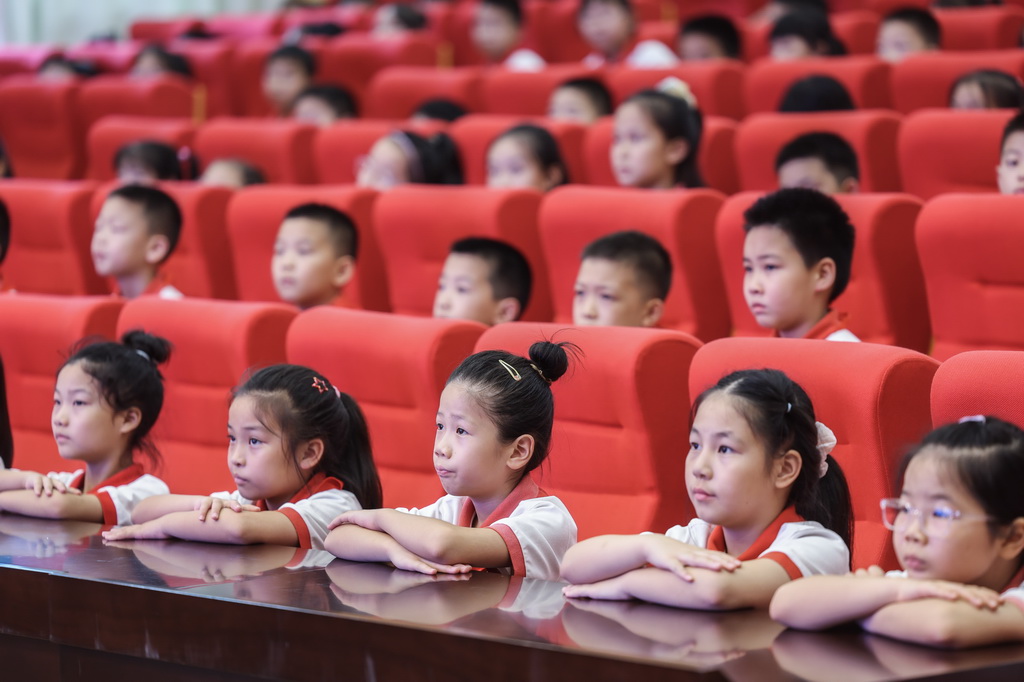 9月4日,北京师范大学南湖附属学校的学生们在学校大讲堂参加开学第一课《红船精神》。