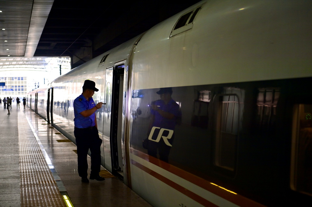 9月4日，工作人员在发车前检查G9121次列车。