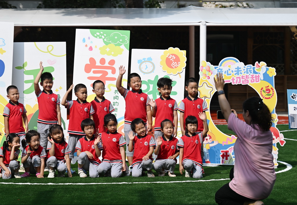 9月4日，天津市和平區第五幼兒園老師給學生們拍合影。