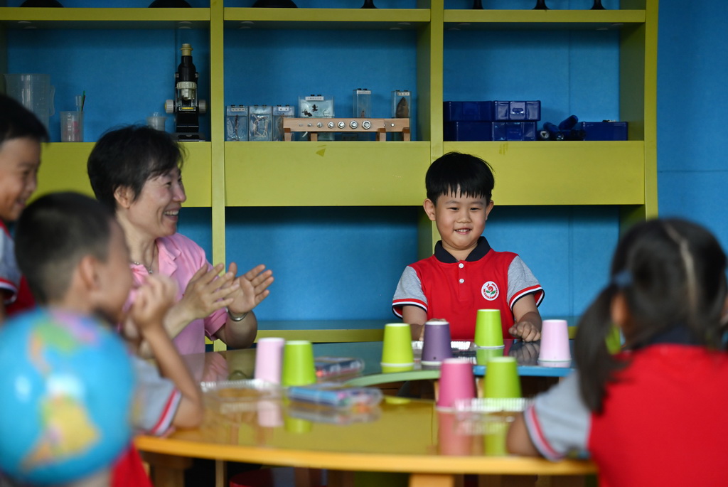 9月4日，天津市和平区第五幼儿园的小朋友们在手工制作课堂上。