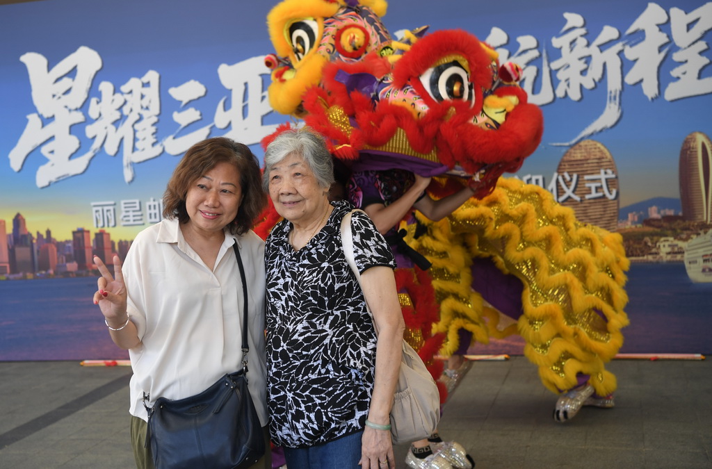 9月4日，在三亞鳳凰島國際郵輪港，麗星郵輪“領航星”號的游客拍照留念。