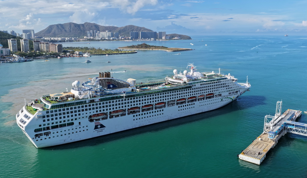 9月4日，在三亞鳳凰島國際郵輪港，麗星郵輪“領航星”號在靠泊碼頭（無人機照片）。