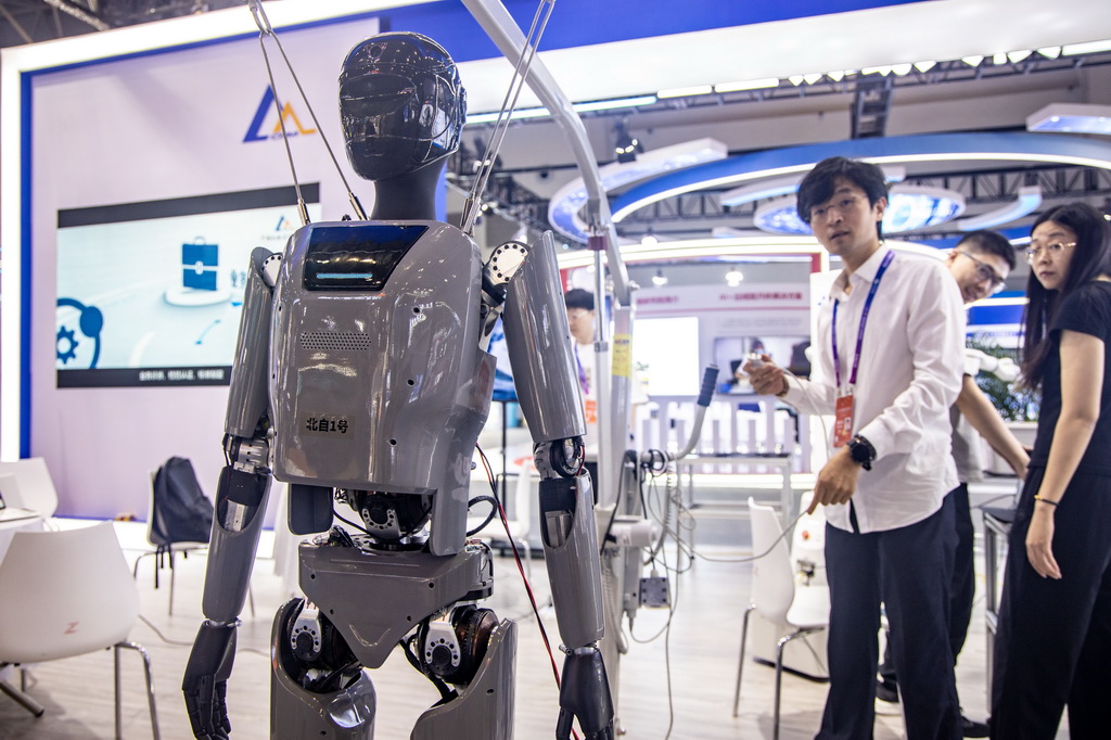 9月4日，工作人員在2025世界智能產業博覽會會場調試機器人。新華社記者 唐奕 攝