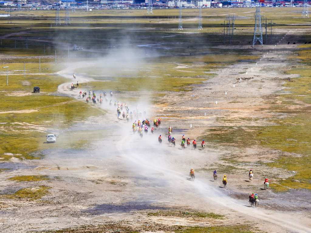 9月7日,骑手们在传统大跑项目中驰骋(无人机照片)。新华社记者 姜帆 摄