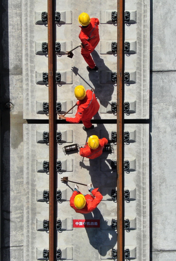 9月8日，施工人员在西十高铁西安东至蓝田区间铺设无缝钢轨（无人机照片）。