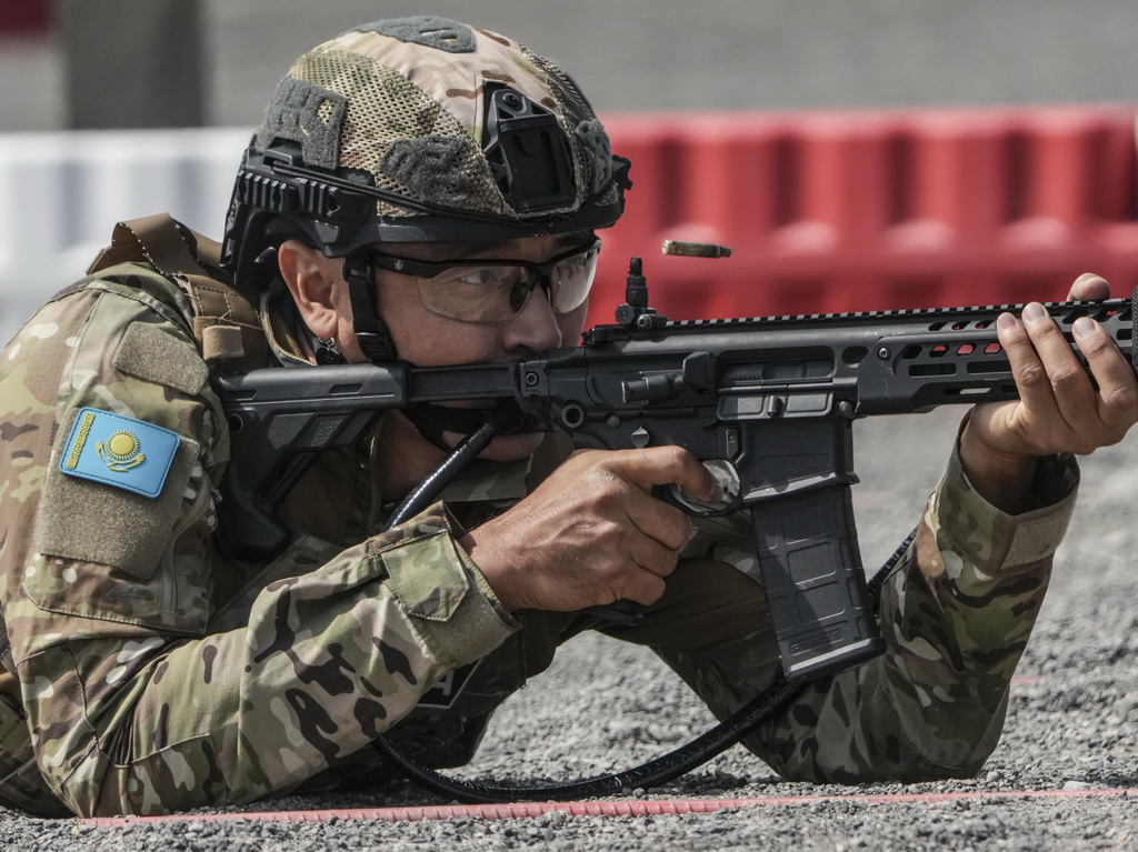 9月8日,哈薩克斯坦參賽隊員在比賽中。