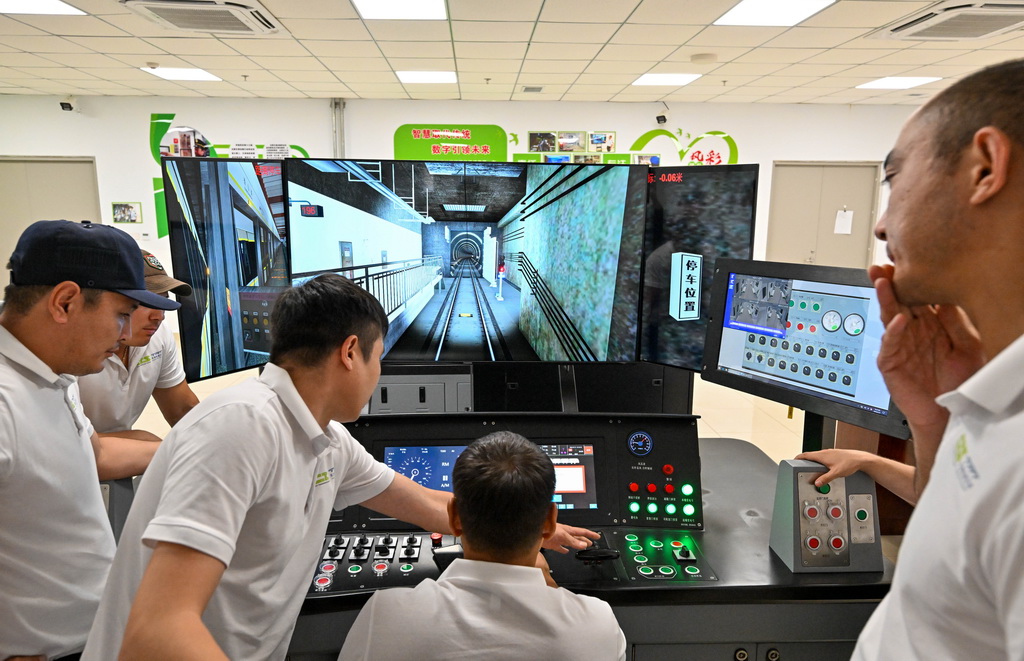 在天津地鐵10號線梨園頭車輛段,哈薩克斯坦學員在全功能模擬器上實訓(7月17日攝)。