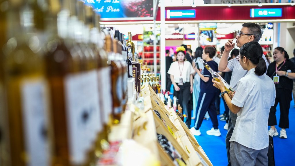 9月9日，消费者在酒博会现场品酒。