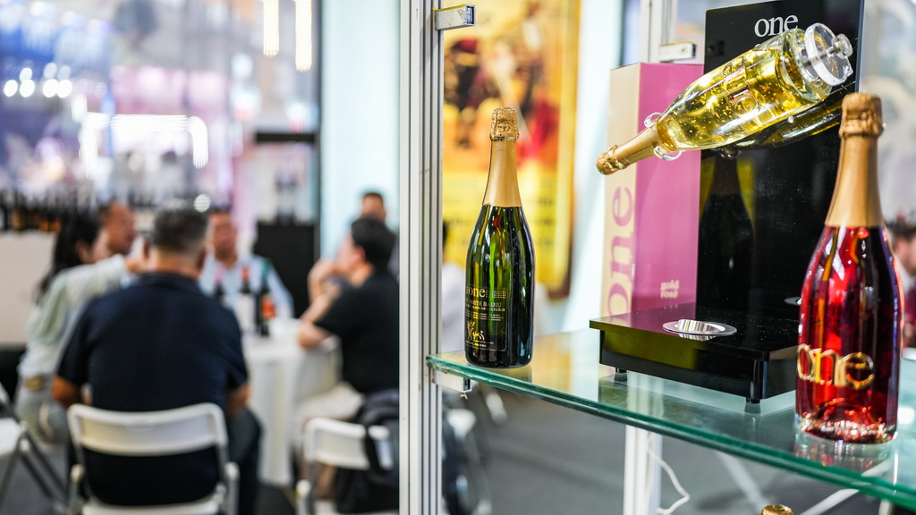 9月9日，參展商在酒博會現場洽談業務。