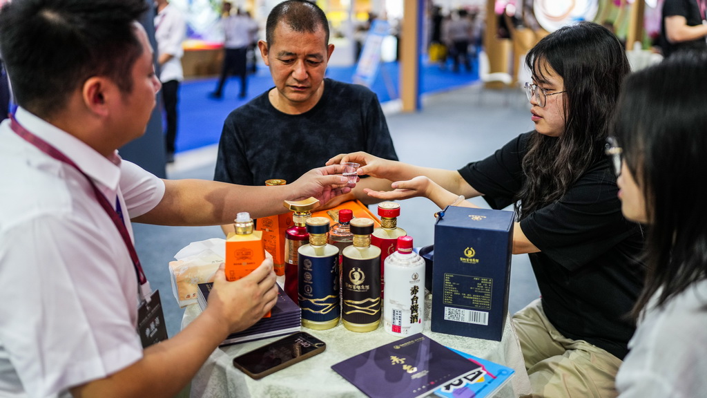 9月9日，消费者在酒博会现场品酒。
