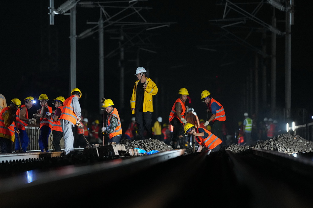 9月10日凌晨，中铁二十四局建设者在浙江绍兴城际铁路柯桥站顶推横移换梁施工现场作业。