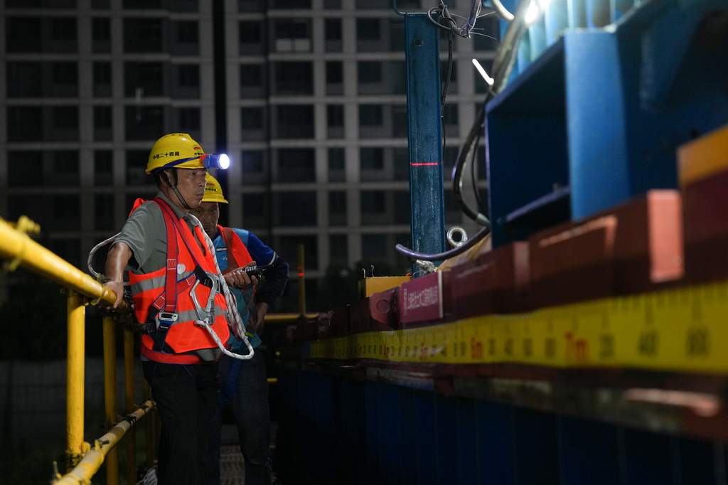 9月10日凌晨，工程技术人员在浙江绍兴城际铁路柯桥站顶推横移换梁施工现场关注设备运行情况。