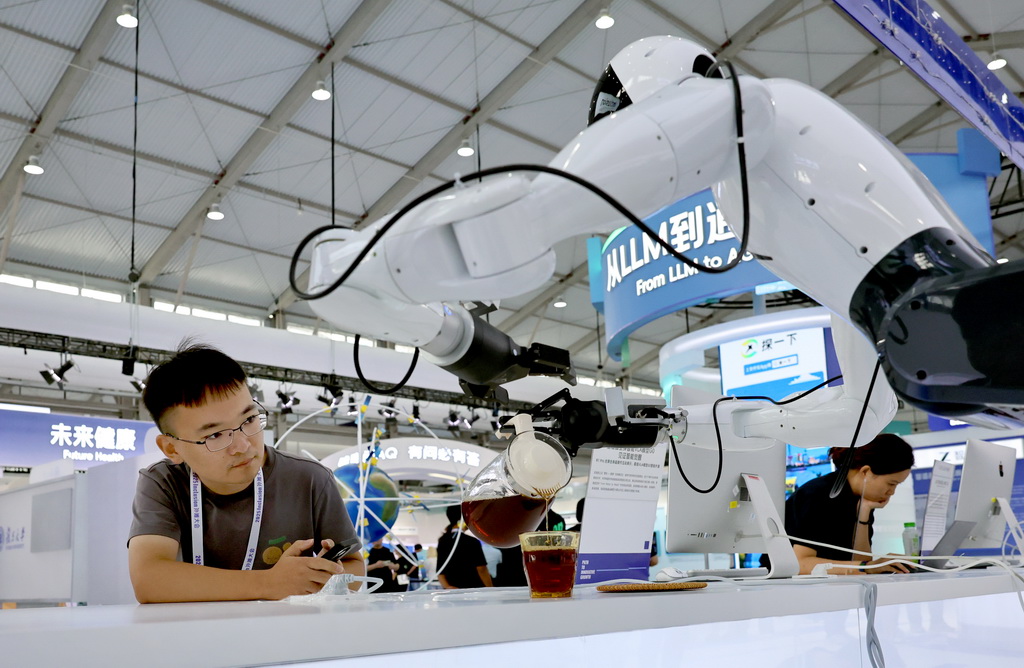 9月10日,參觀者觀看機器人演示飲品服務。