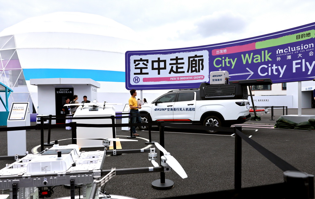 9月10日,參觀者走在無人機技術展示區內。