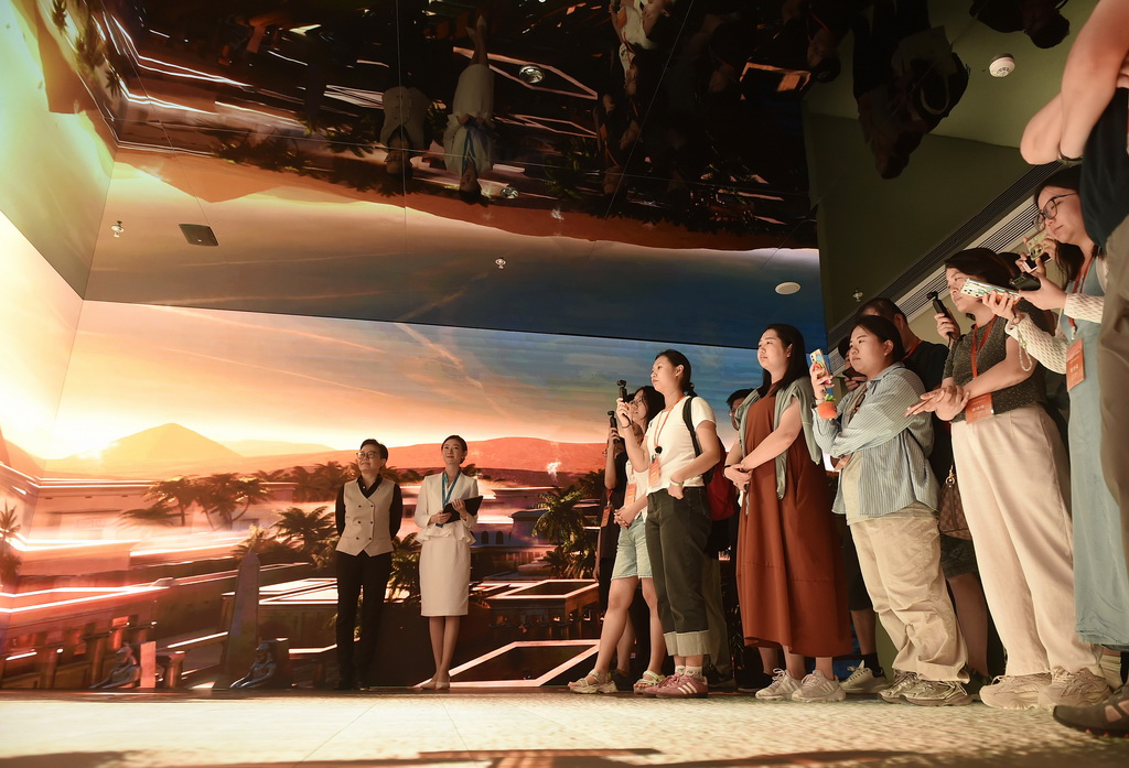 9月10日，来访者在上海虹桥临空经济示范区内的携程集团探索中心参观。新华社记者 鲁鹏 摄