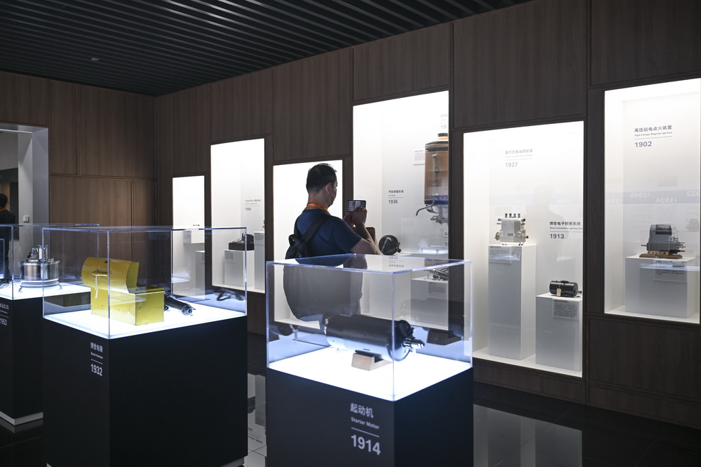 9月10日，来访者在上海虹桥临空经济示范区内的博世公司展厅参观。新华社记者 陈浩明 摄