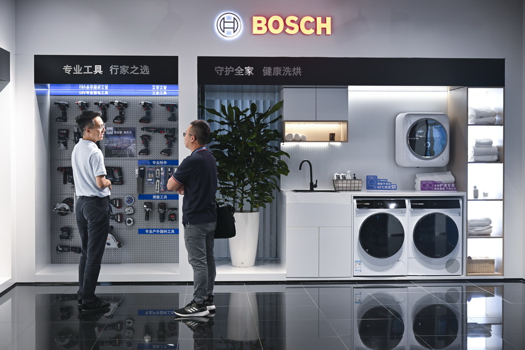 9月10日，在上海虹桥临空经济示范区内的博世公司展厅，来访者在展品前交流。新华社记者 陈浩明 摄