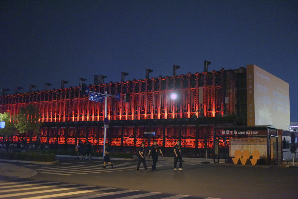 9月11日，人們行走在首鋼園區內。新華社記者 張新晶 攝