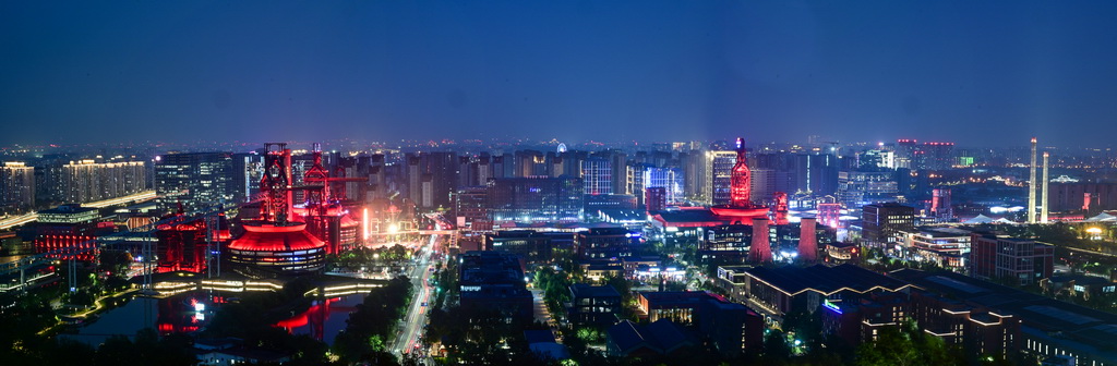 这是9月11日拍摄的首钢园区夜景（拼接照片）。新华社记者 陈晔华 摄