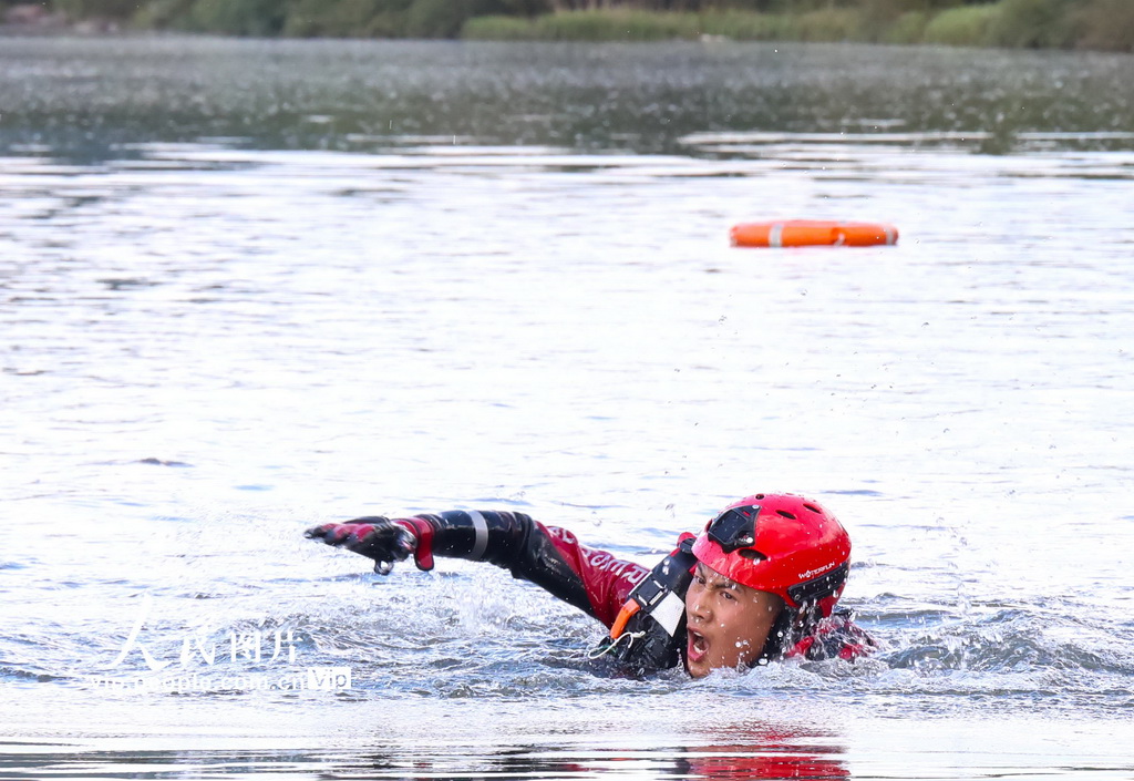 9月10日，训练尖子在进行水陆两栖比武竞赛。