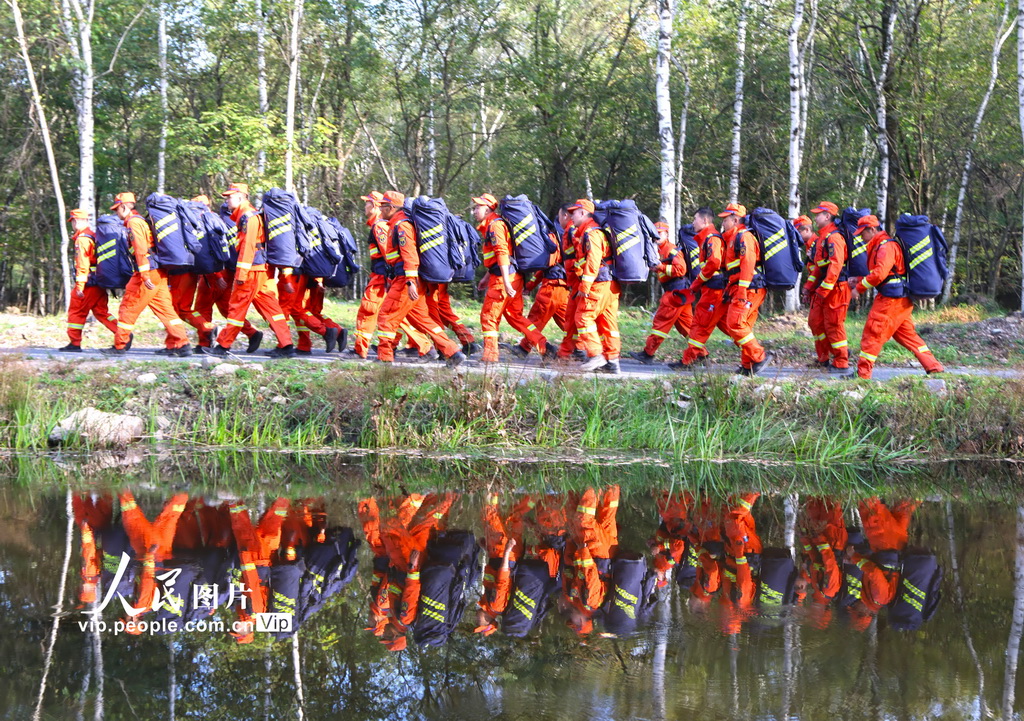 9月11日，黑龙江省森林消防总队哈尔滨市支队在进行负重行军。